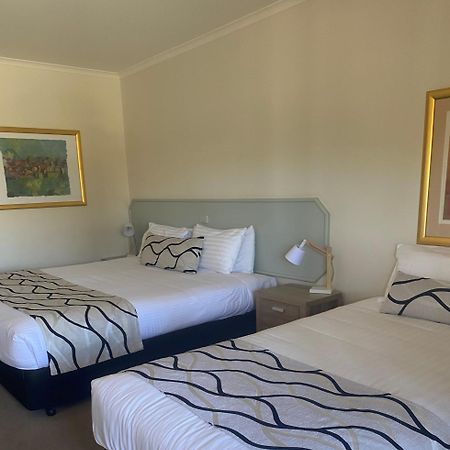 Deniliquin Country Club Motor Inn Екстер'єр фото