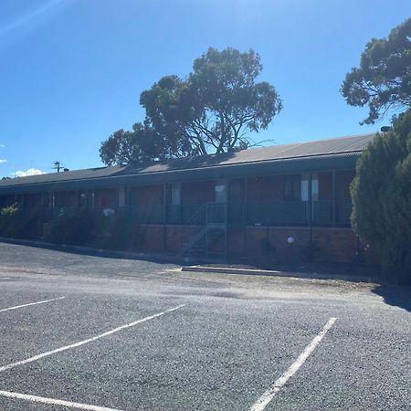 Deniliquin Country Club Motor Inn Екстер'єр фото
