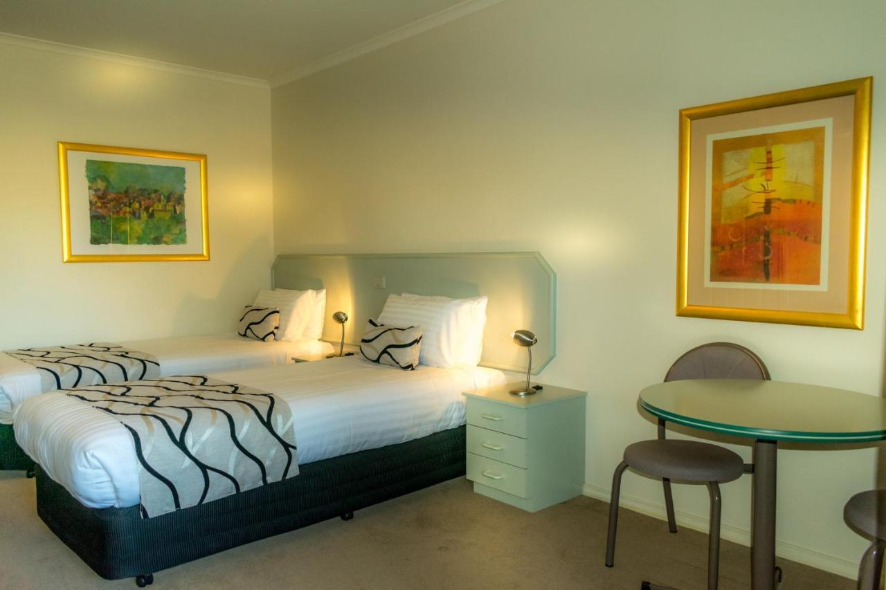 Deniliquin Country Club Motor Inn Екстер'єр фото