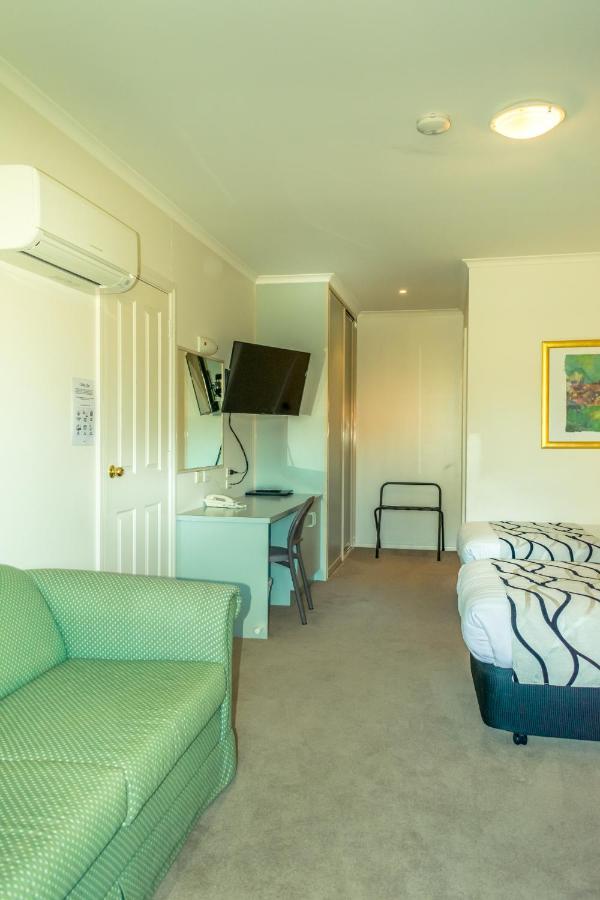 Deniliquin Country Club Motor Inn Екстер'єр фото