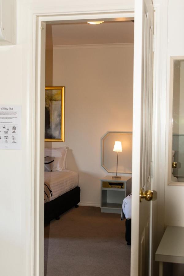 Deniliquin Country Club Motor Inn Екстер'єр фото