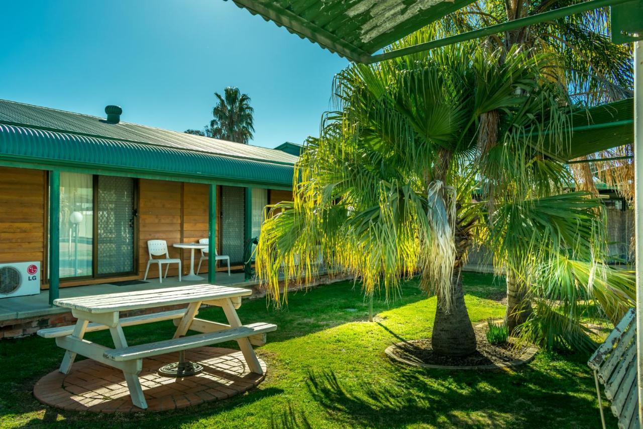 Deniliquin Country Club Motor Inn Екстер'єр фото