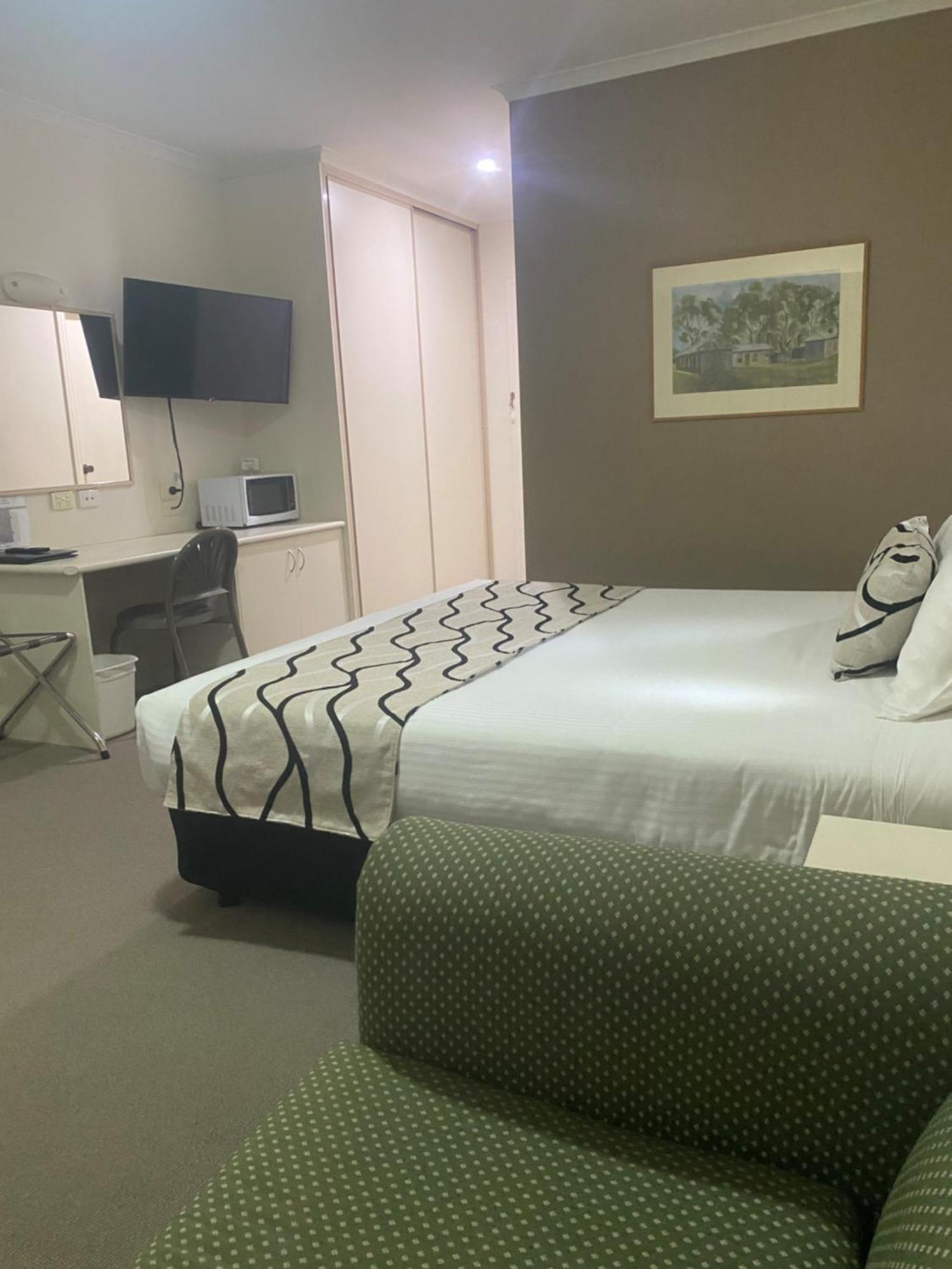 Deniliquin Country Club Motor Inn Екстер'єр фото