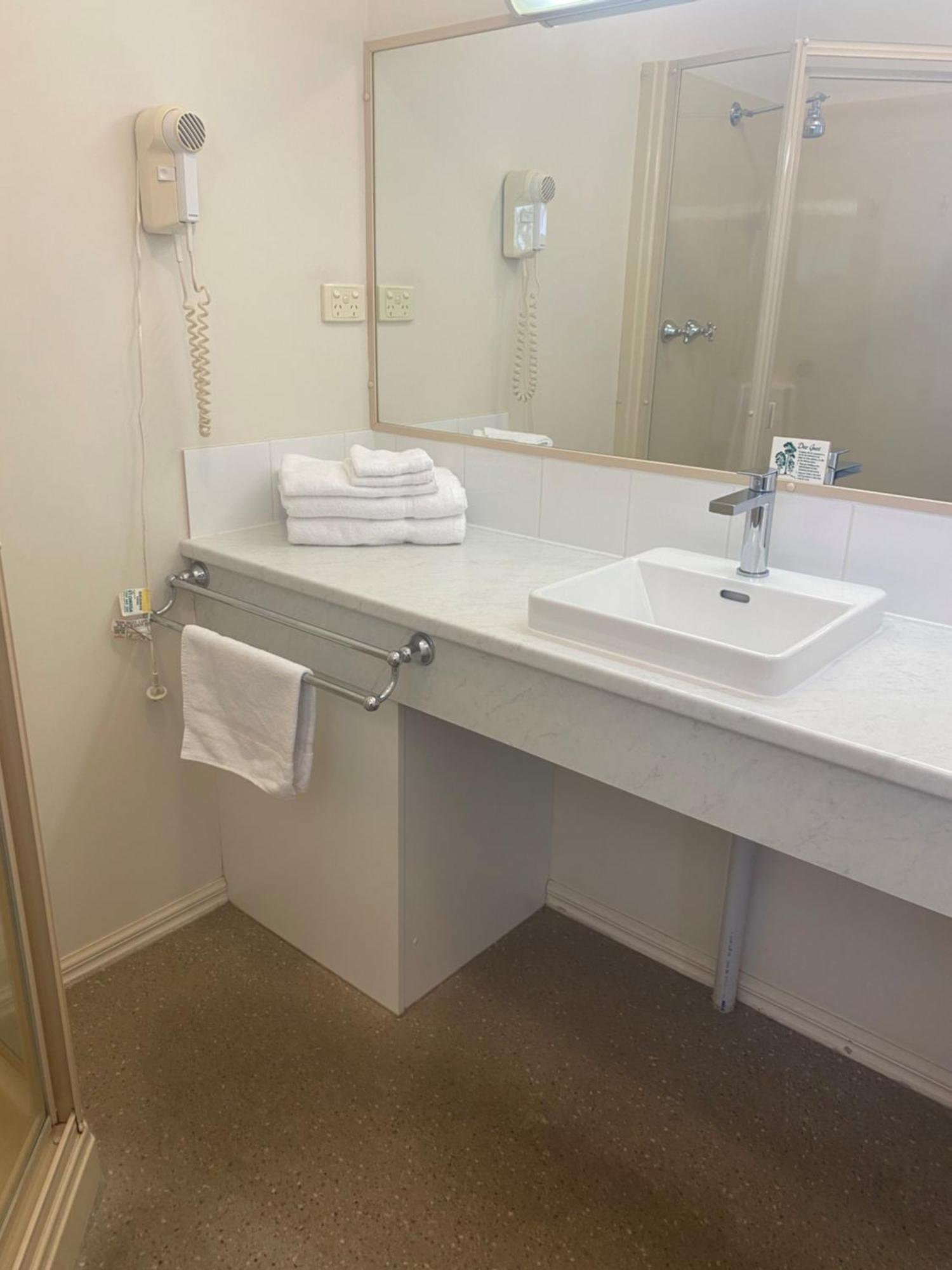 Deniliquin Country Club Motor Inn Екстер'єр фото