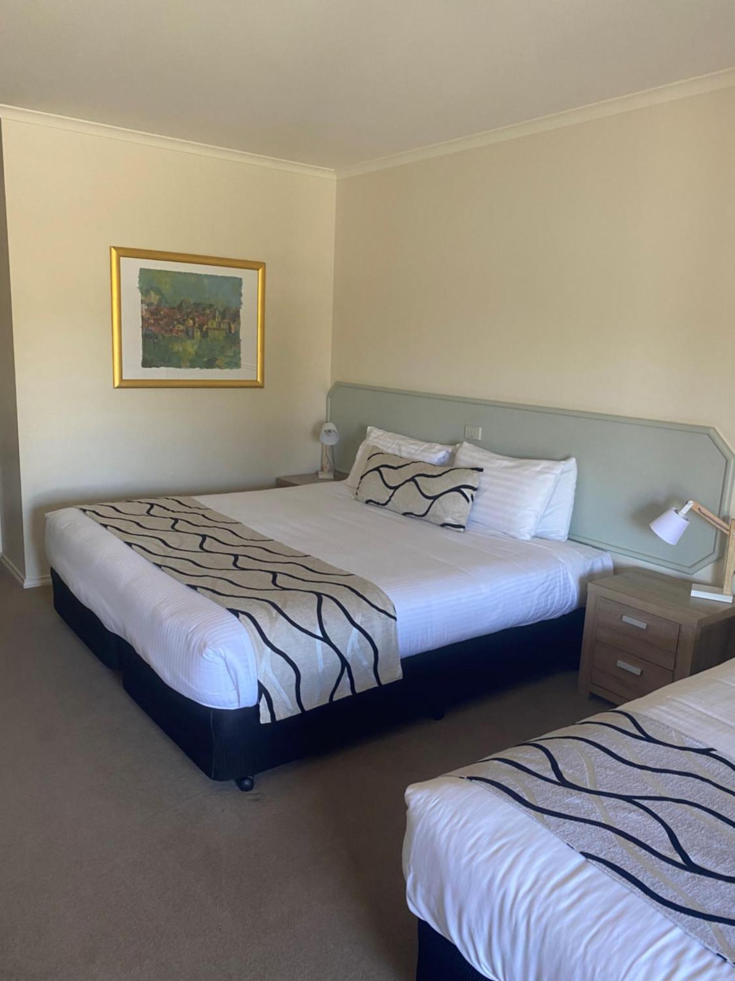Deniliquin Country Club Motor Inn Екстер'єр фото