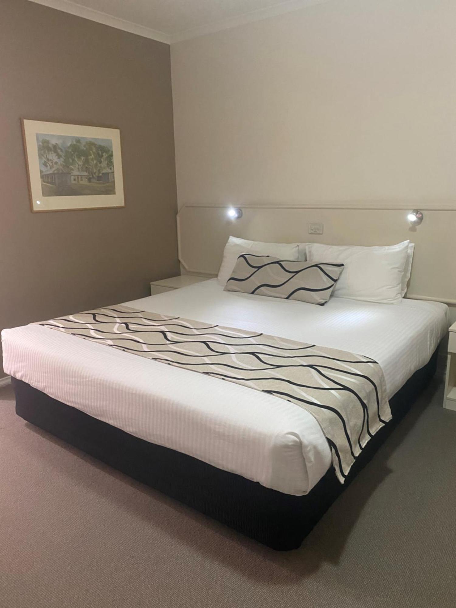 Deniliquin Country Club Motor Inn Екстер'єр фото