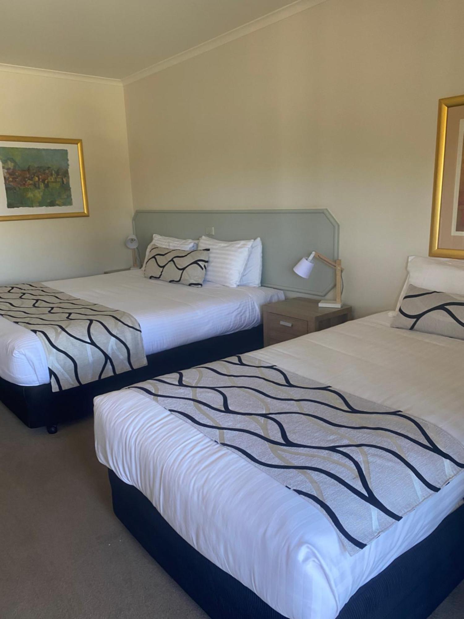 Deniliquin Country Club Motor Inn Екстер'єр фото