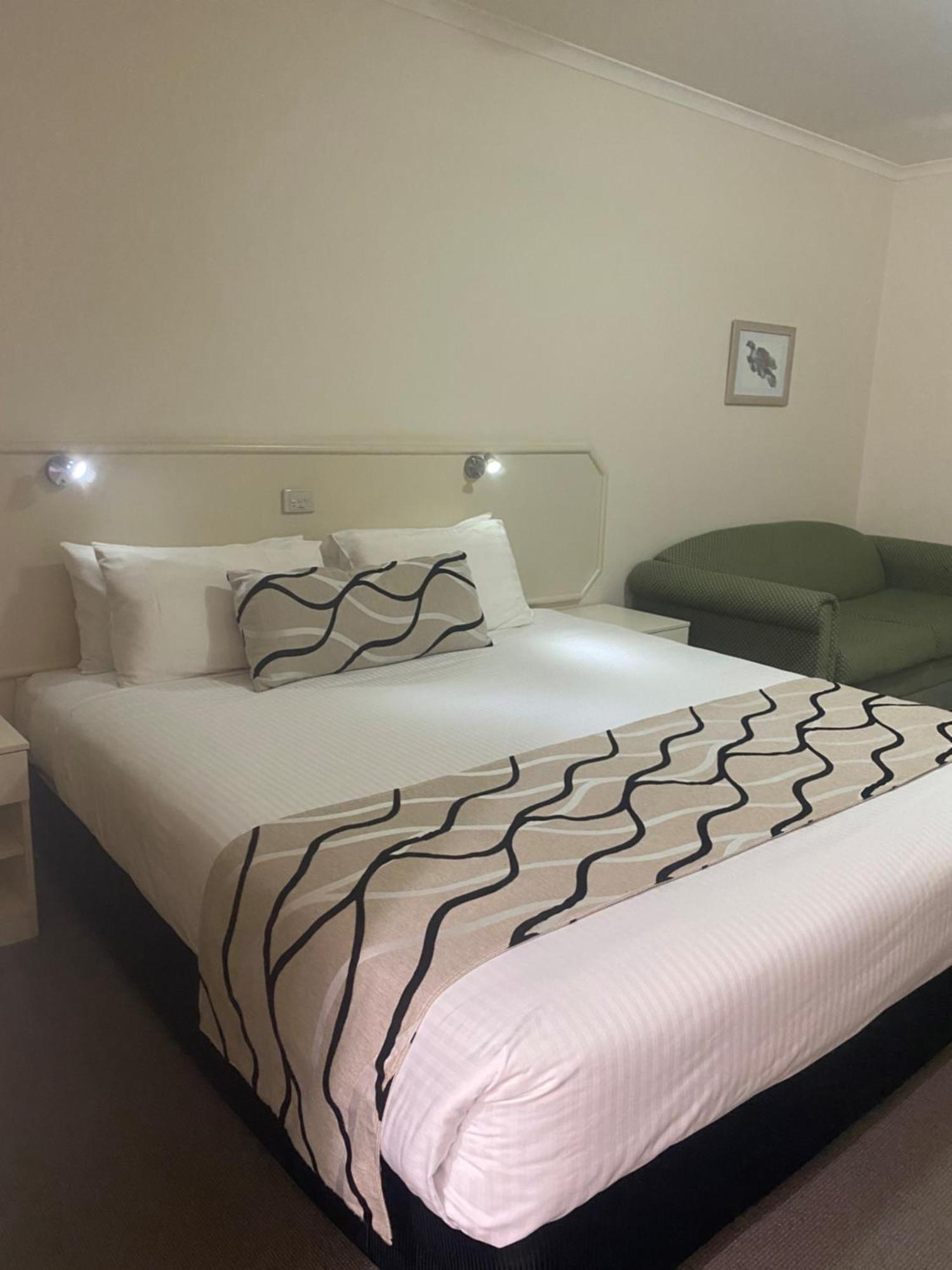 Deniliquin Country Club Motor Inn Екстер'єр фото