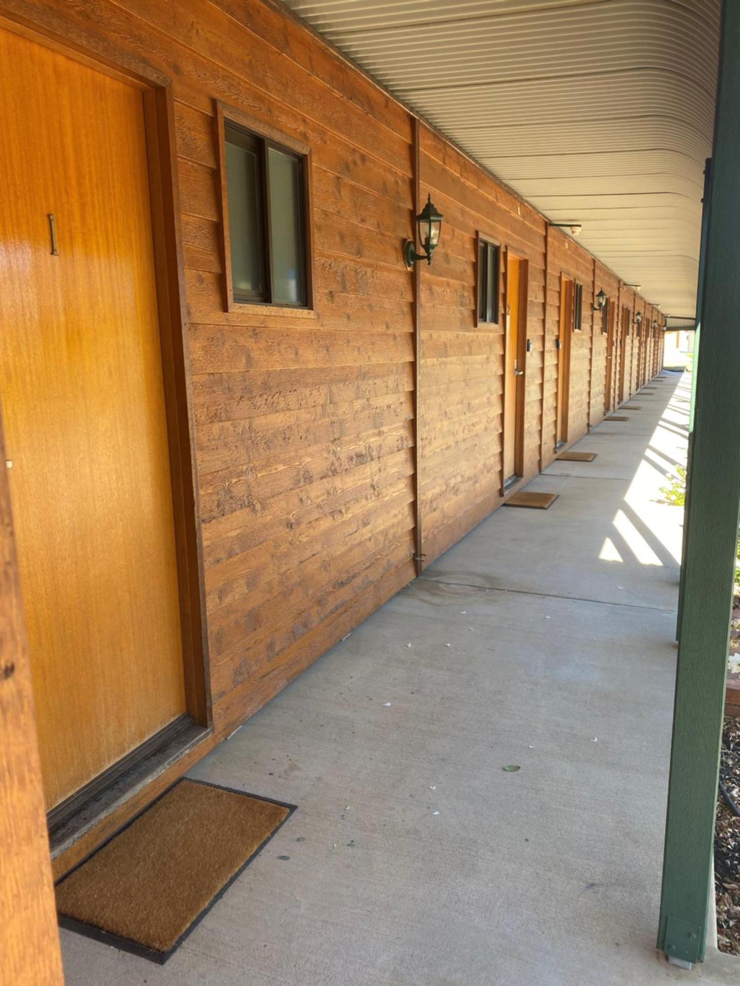 Deniliquin Country Club Motor Inn Екстер'єр фото