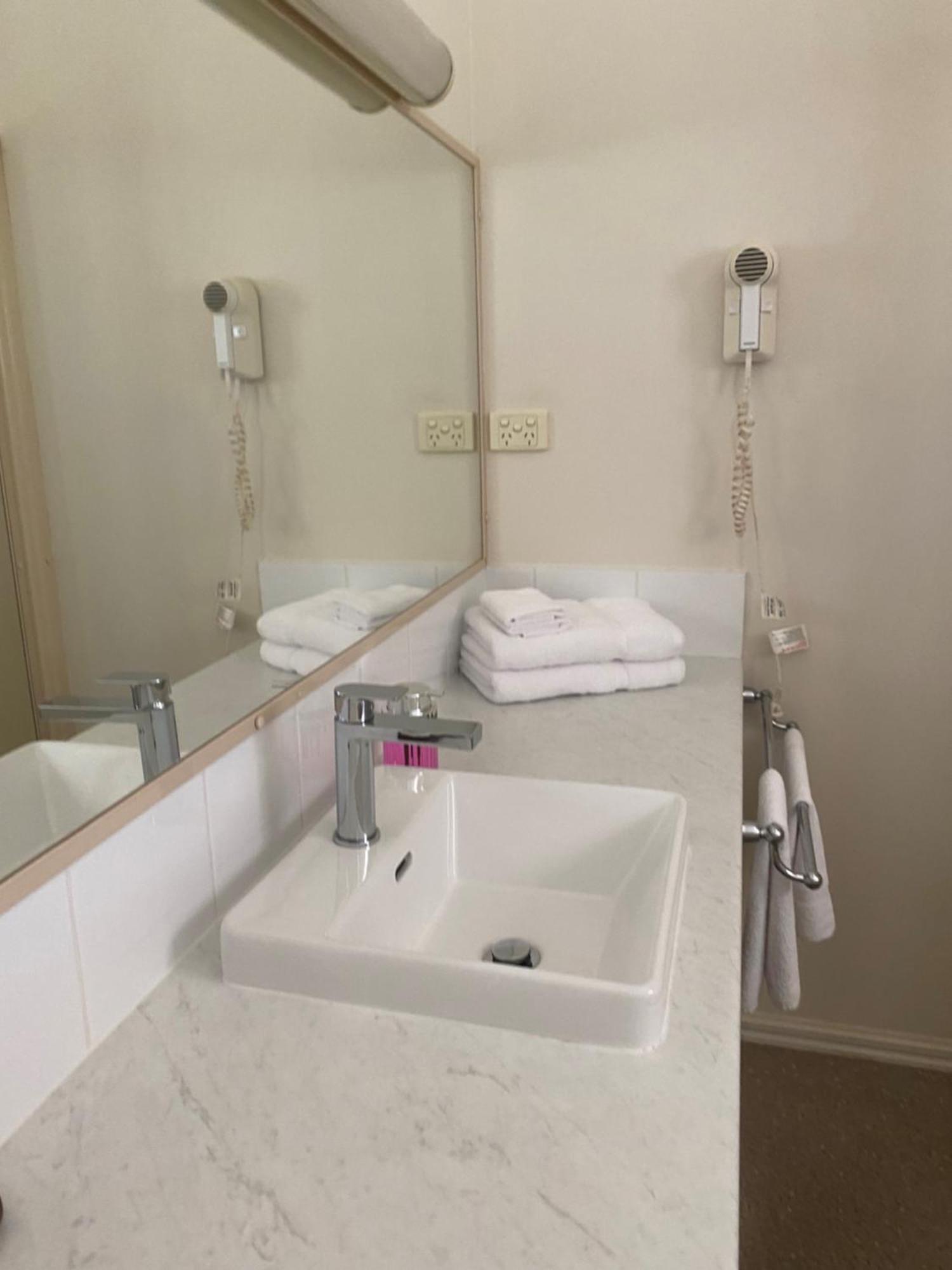 Deniliquin Country Club Motor Inn Екстер'єр фото