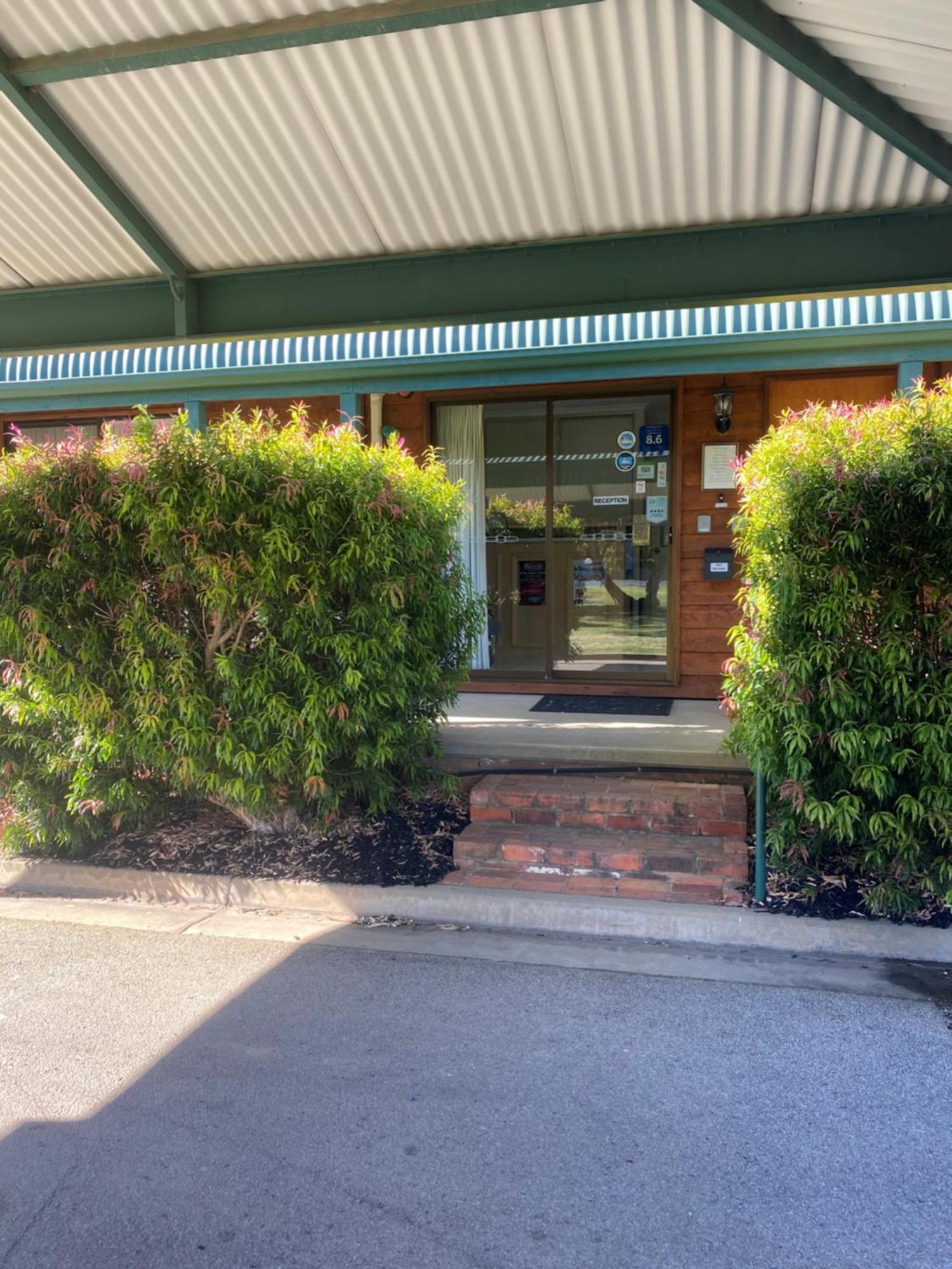 Deniliquin Country Club Motor Inn Екстер'єр фото