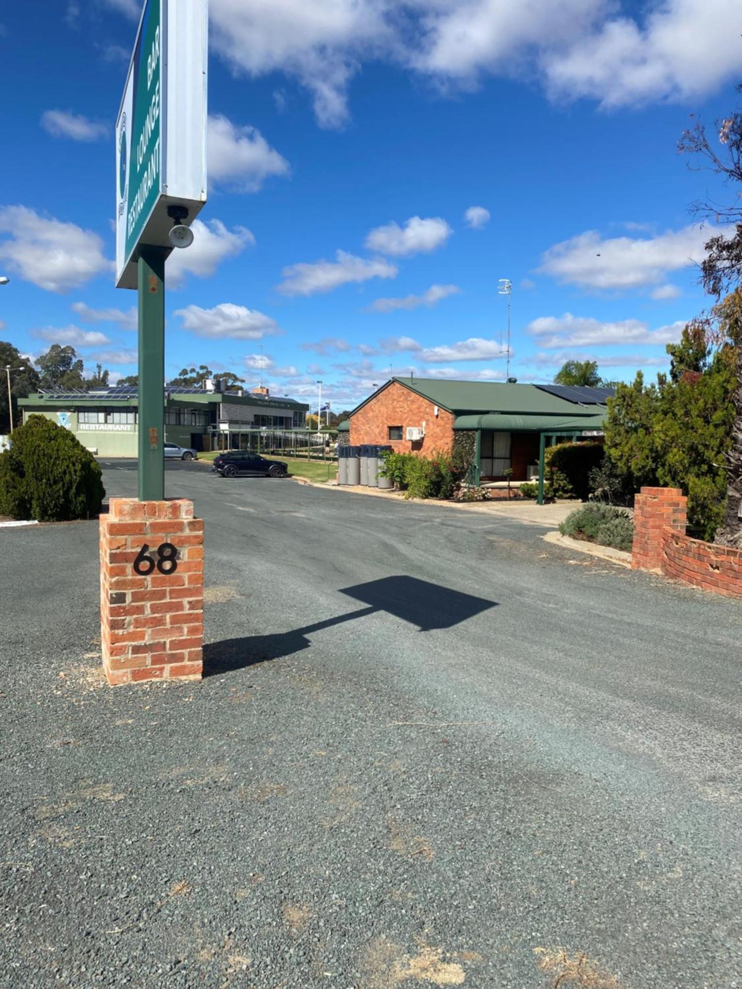 Deniliquin Country Club Motor Inn Екстер'єр фото