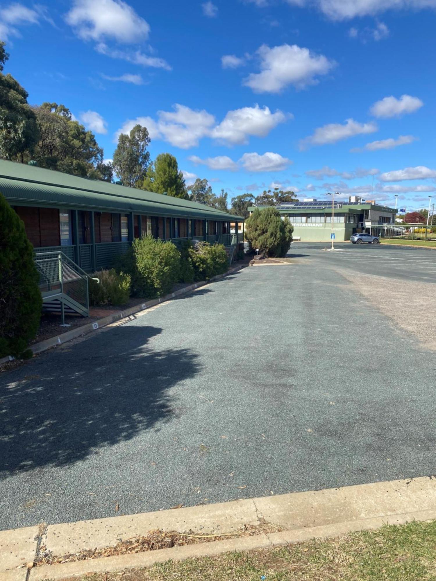 Deniliquin Country Club Motor Inn Екстер'єр фото