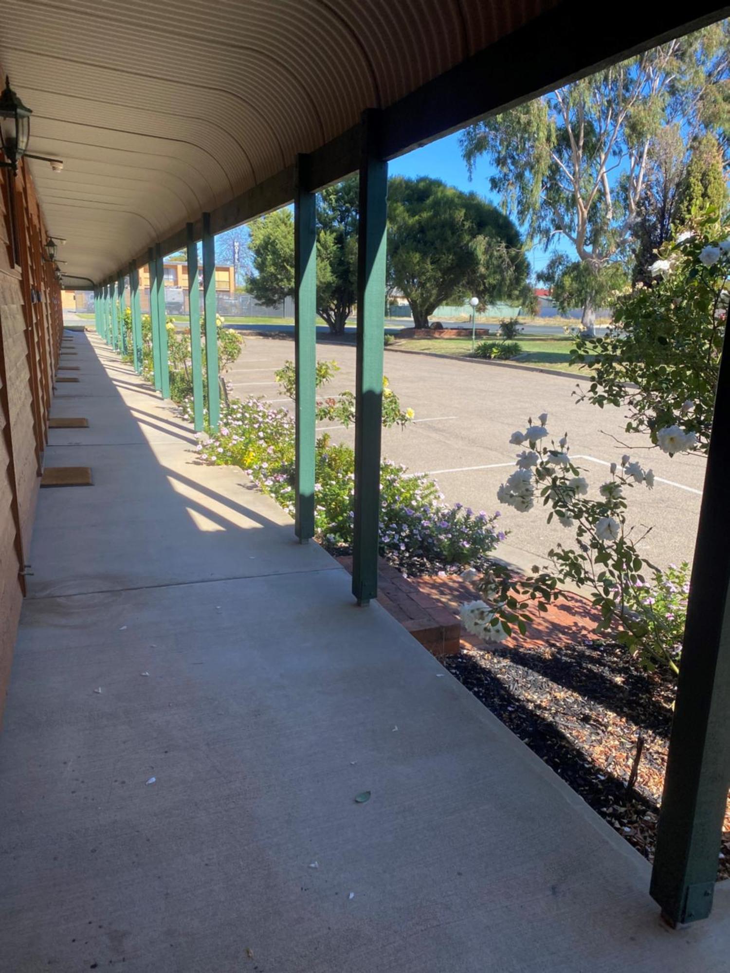 Deniliquin Country Club Motor Inn Екстер'єр фото