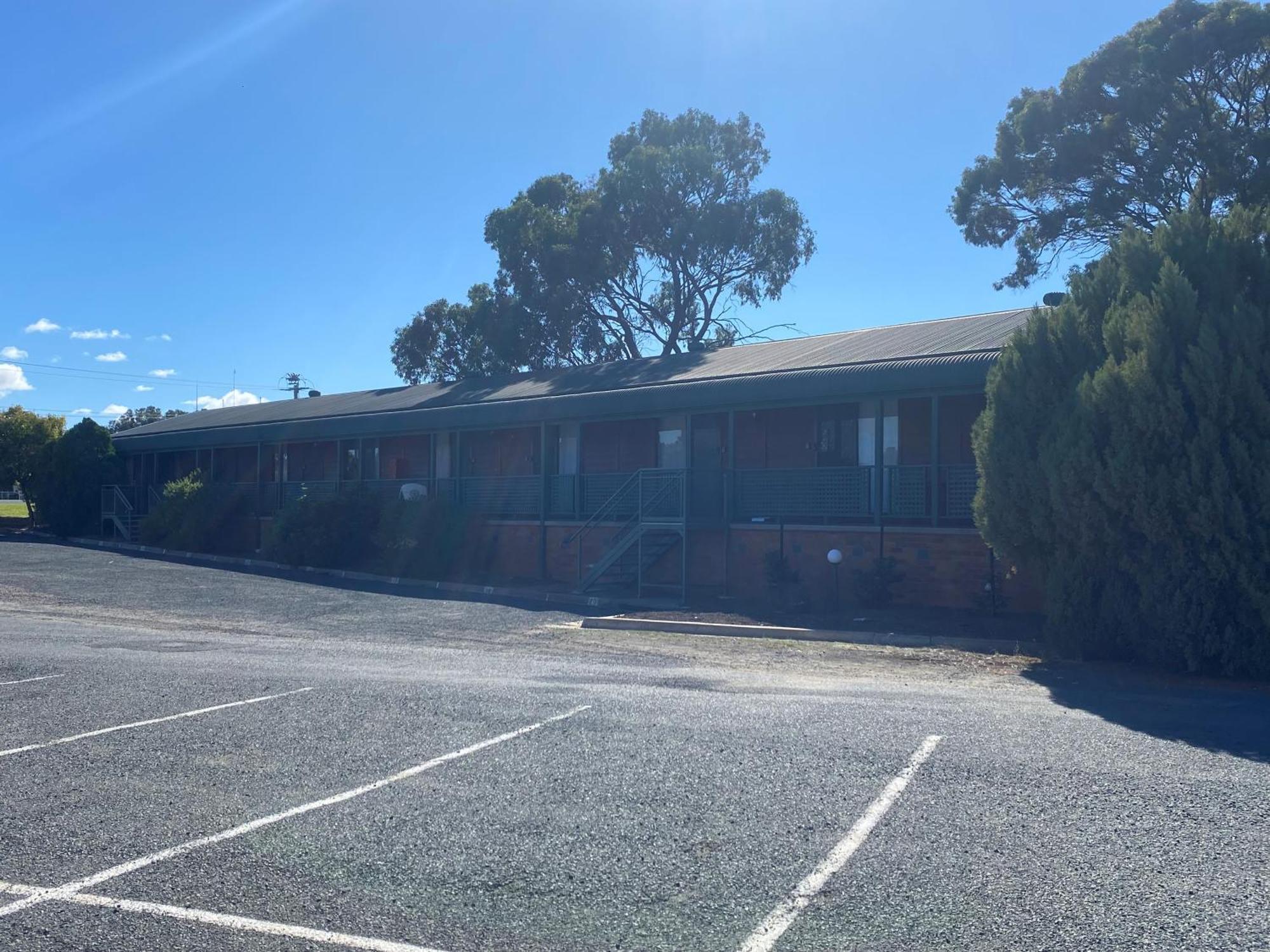 Deniliquin Country Club Motor Inn Екстер'єр фото