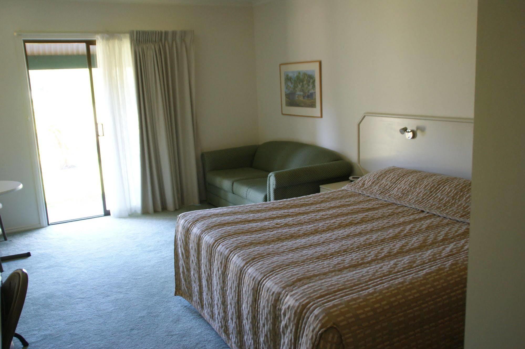Deniliquin Country Club Motor Inn Екстер'єр фото
